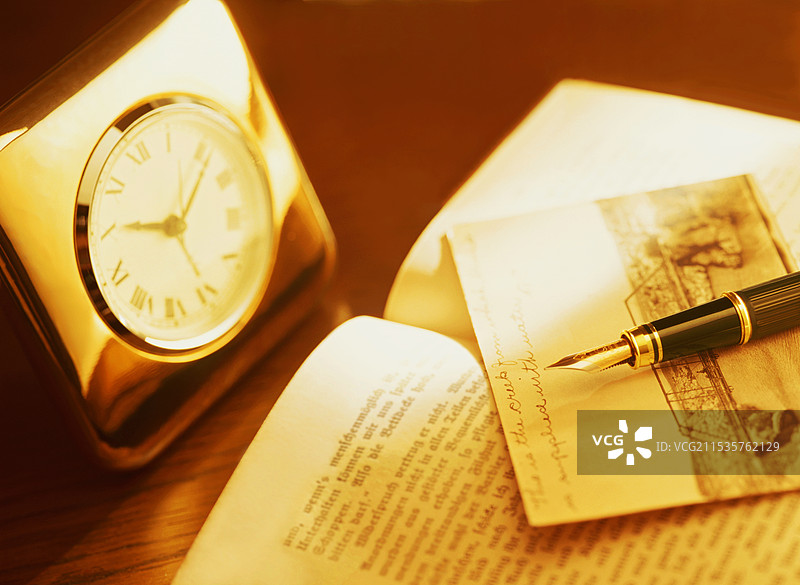 时钟、书籍和钢笔图片素材