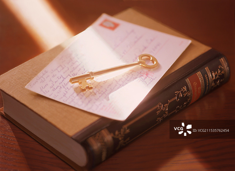 钥匙、书和信件图片素材