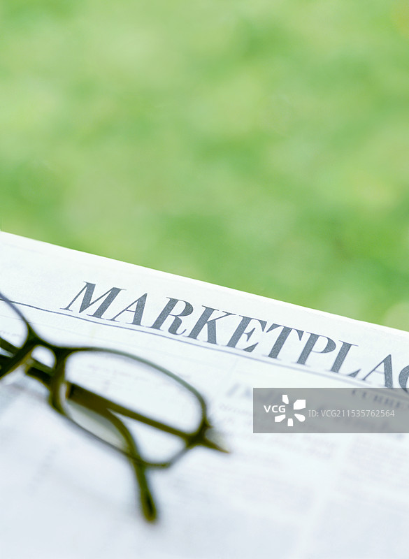 眼镜和报纸图片素材