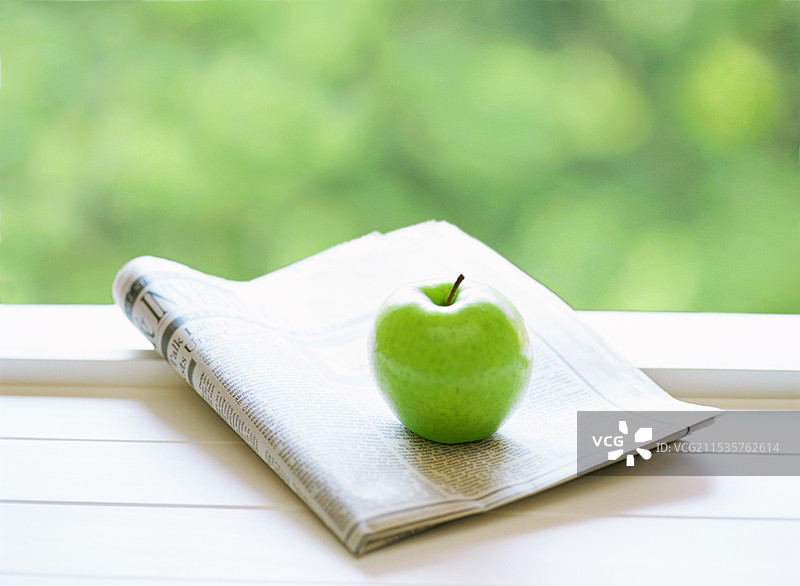 报纸和苹果图片素材