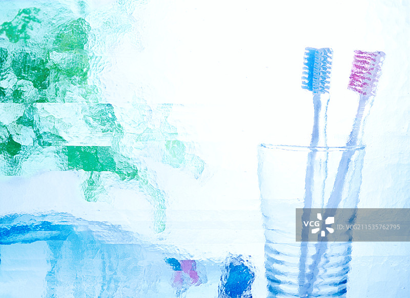 透过玻璃的牙刷图片素材