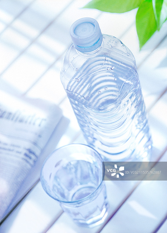 塑料瓶和报纸图片素材