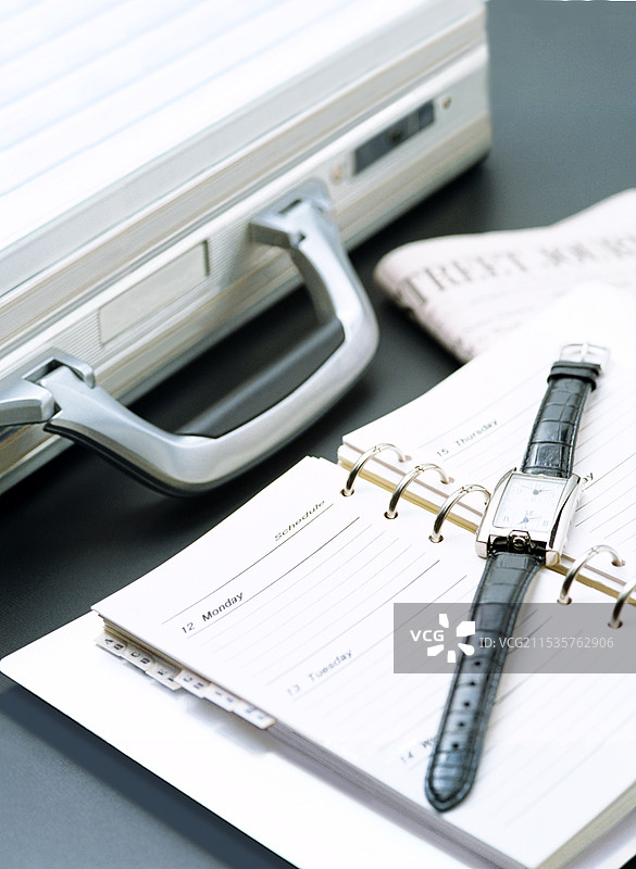 公文包、手表和报纸图片素材