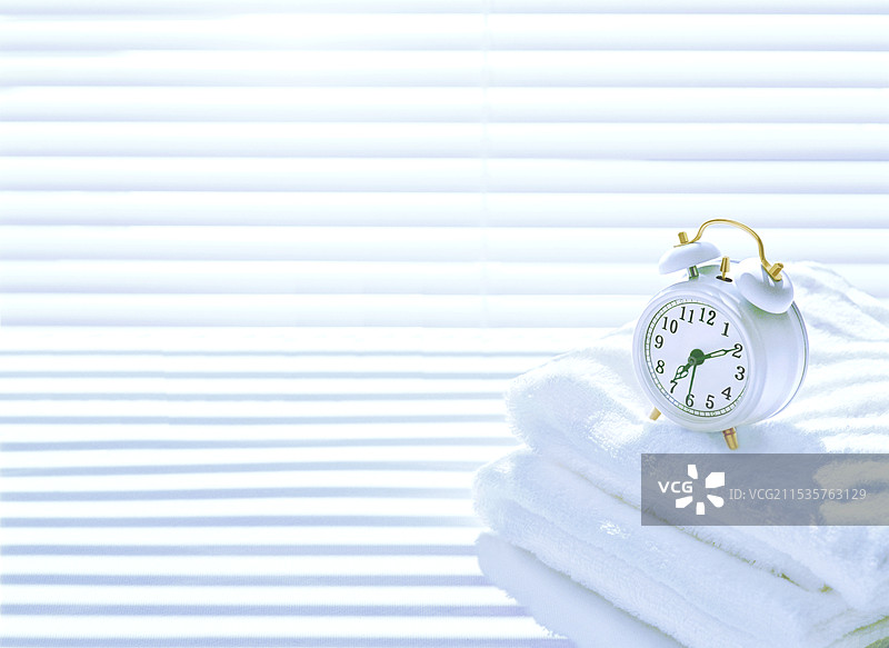 毛巾和闹钟图片素材