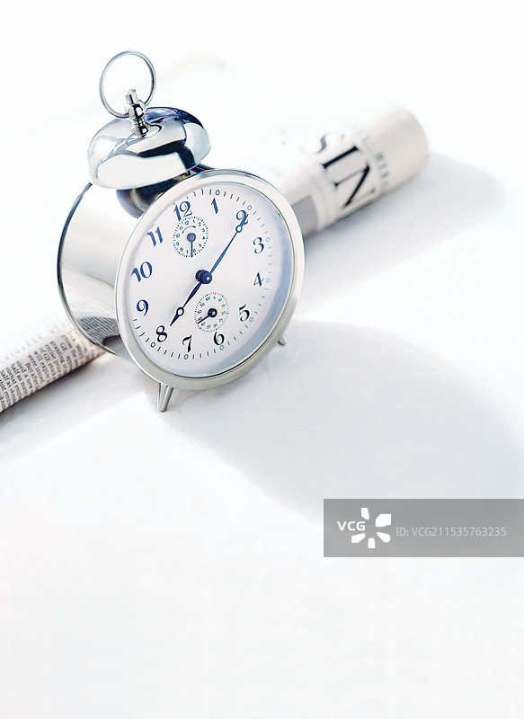 闹钟和报纸图片素材