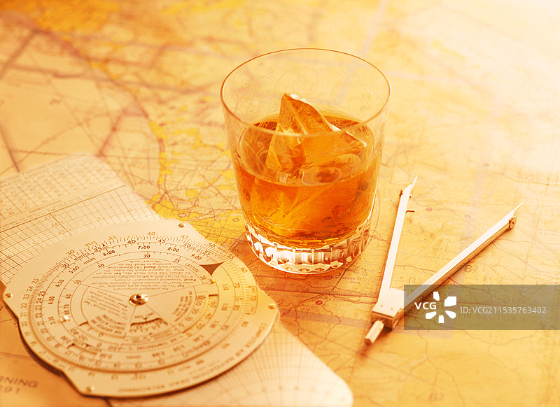 地图、威士忌和飞行计算机图片素材