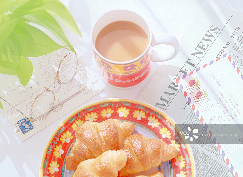 可颂和咖啡牛奶的早餐图片素材