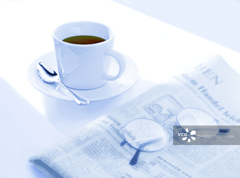 咖啡、报纸和眼镜图片素材