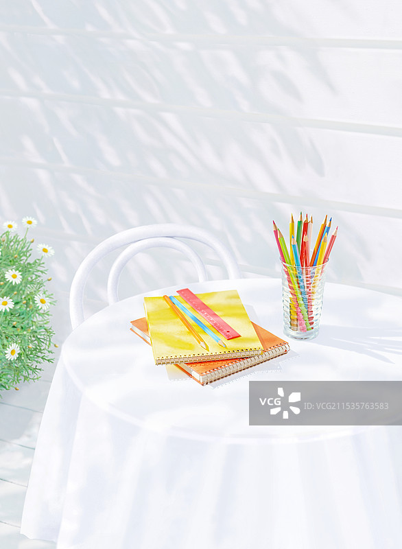 桌子上的彩色铅笔和素描本图片素材