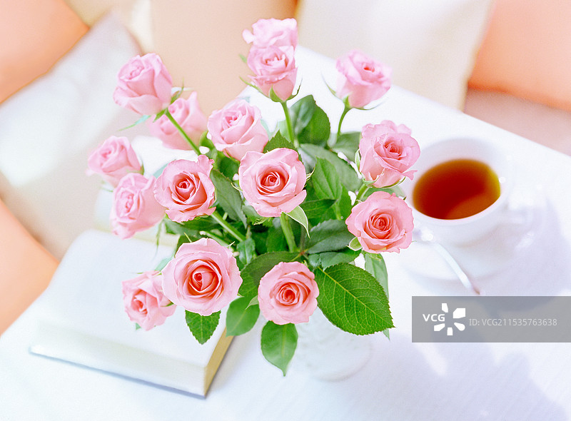 桌子上的玫瑰、茶和书籍图片素材