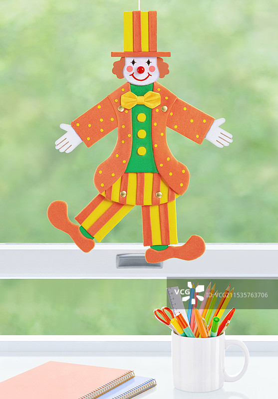 窗台小丑与彩色铅笔图片素材
