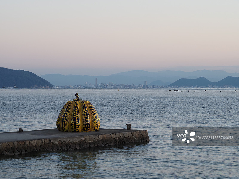 直岛 草间弥生的波点南瓜图片素材