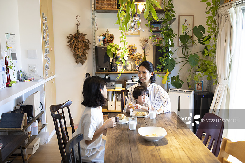 放松的孩子和母亲图片素材