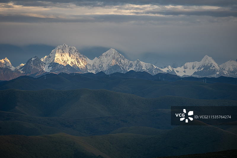 雅拉雪山图片素材