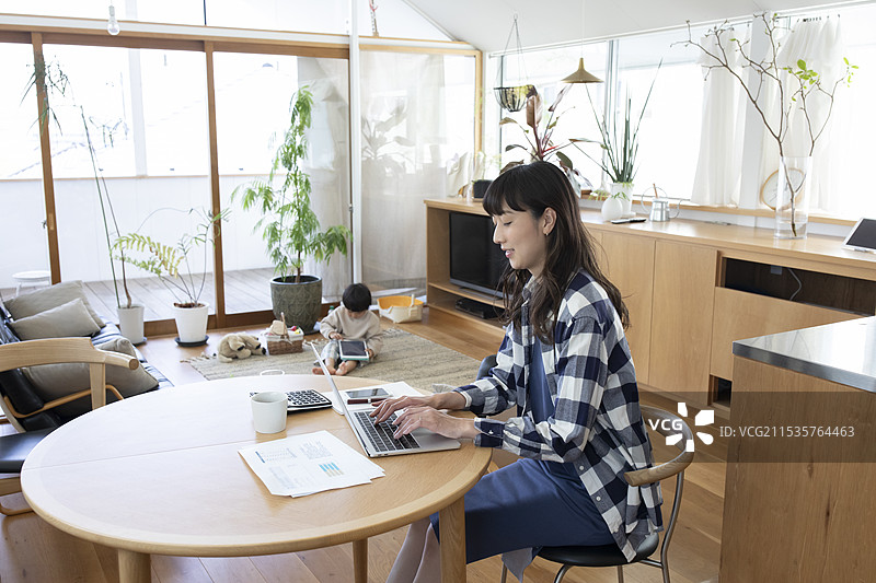 母亲在客厅使用电脑图片素材