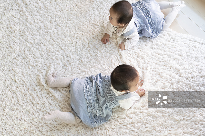 两个宝宝在探索图片素材