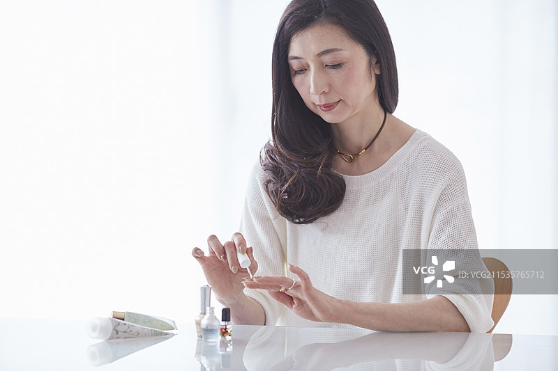 女性正在进行指甲护理图片素材