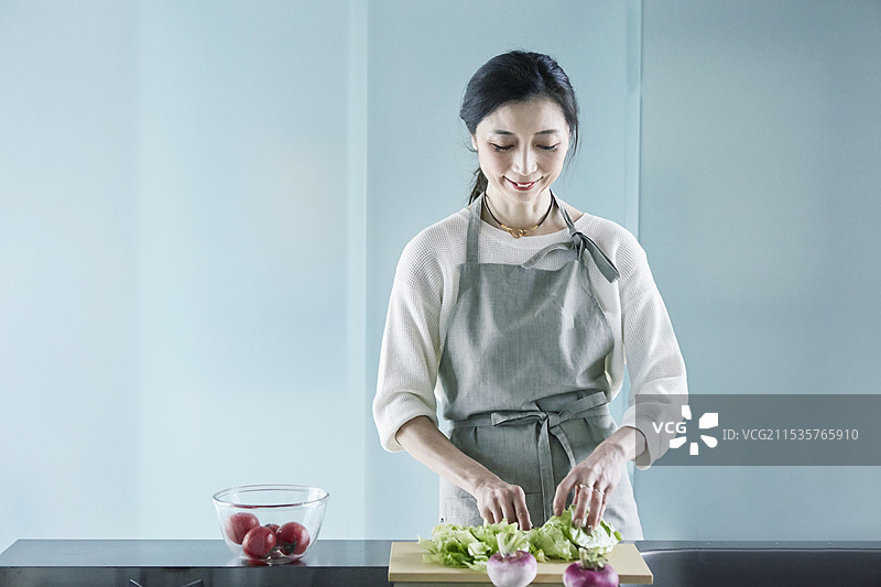 女人在烹饪图片素材