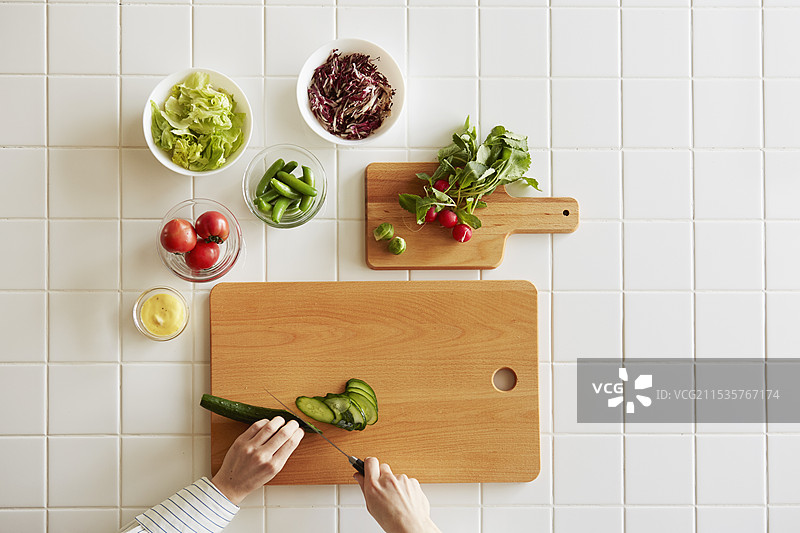 女人在厨房里制作三明治图片素材