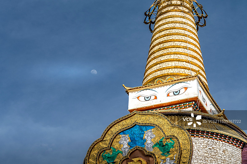 佛塔和月亮图片素材