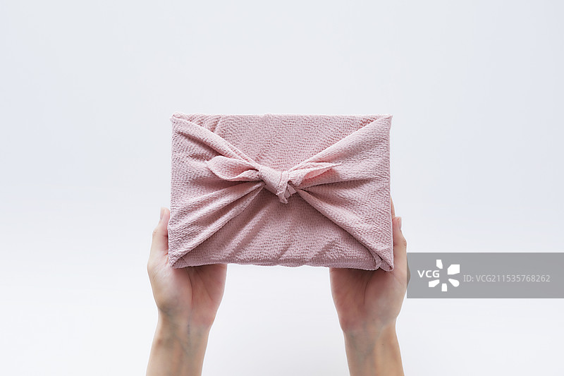 礼物与女性的手图片素材