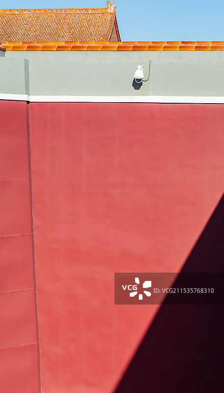 中国传统宫殿故宫红色城墙与宫殿金色琉璃瓦城楼屋顶图片素材