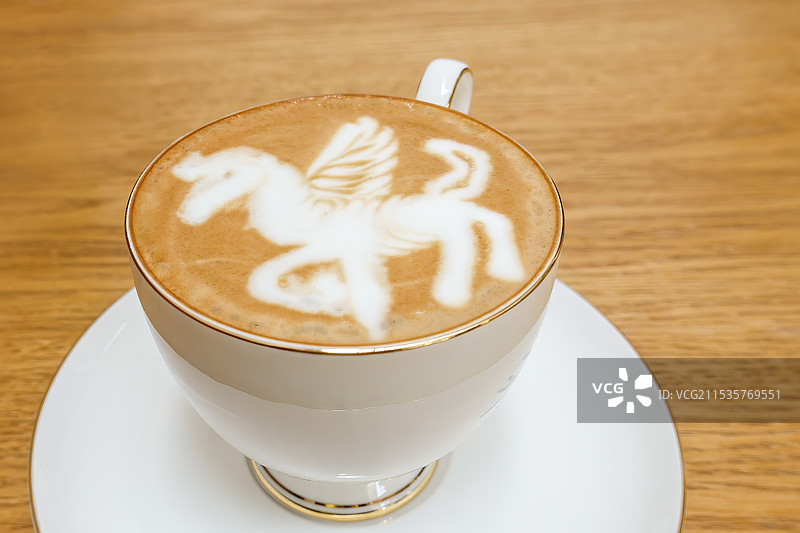 一杯咖啡，拉花绘有飞马图案图片素材