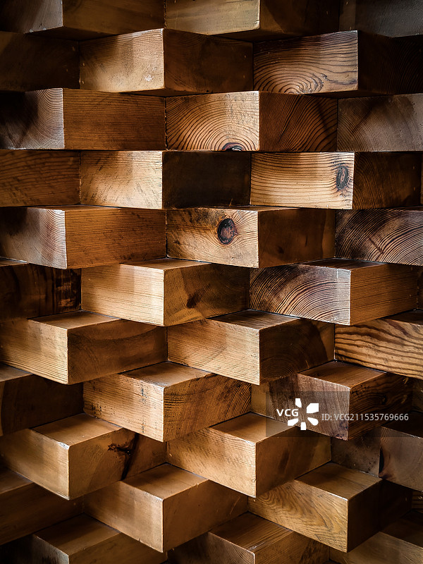 "木块叠在一起的交响乐"图片素材