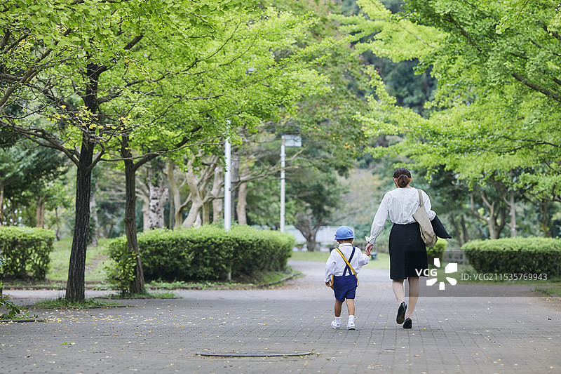 女人和男孩一起上班图片素材