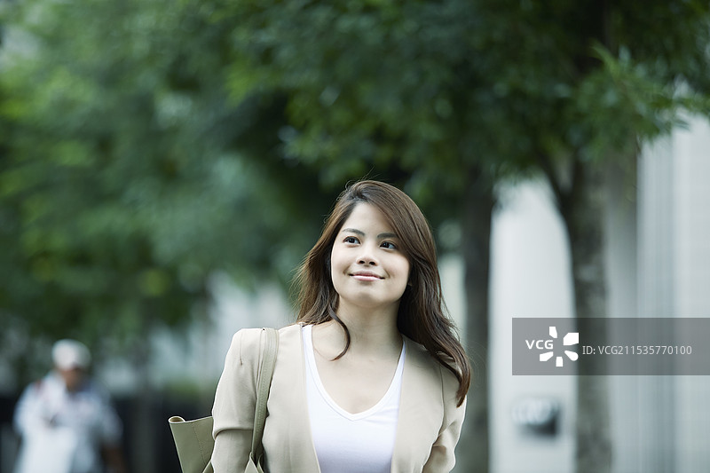 女商人在办公室街道上走动图片素材