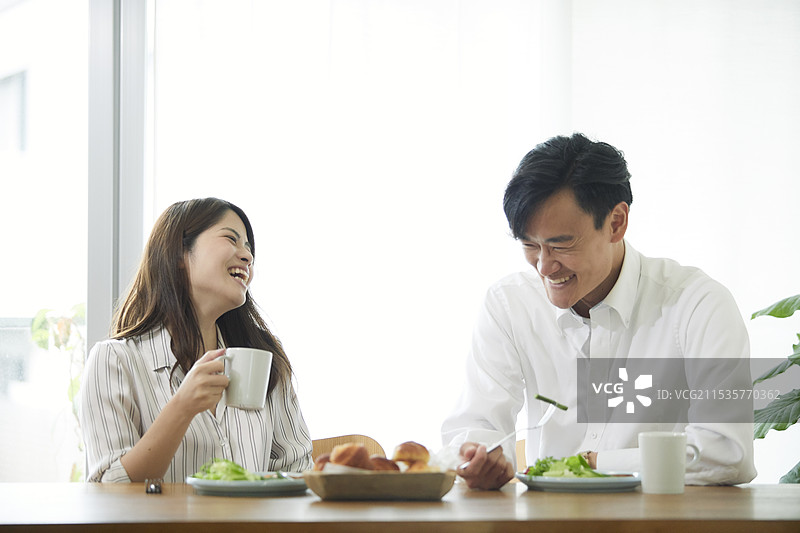 男女在吃东西图片素材