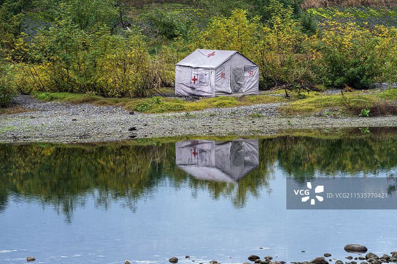 湖北恩施山城冬天清江岸边抢险救灾的帐篷图片素材