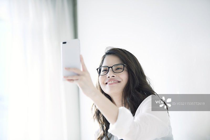 女性在房间里放松图片素材