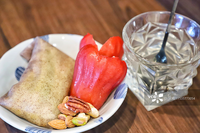 健康餐：藜麦卷牛扒青瓜、莲雾、坚果、椰子水图片素材