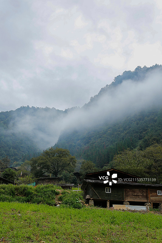 高山云雾缭绕雾里怒族原生态聚落图片素材