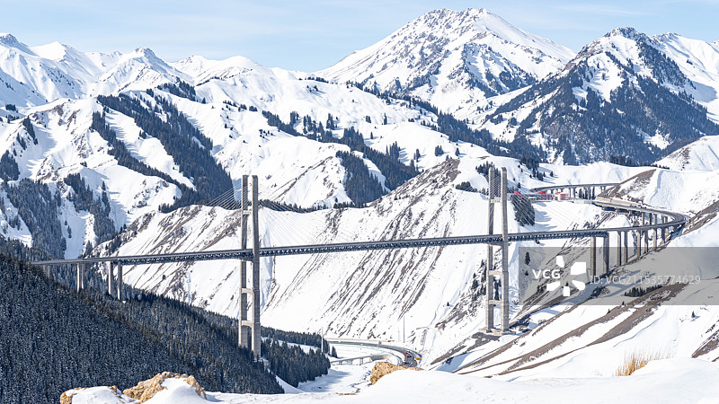 冬季山谷里的道路桥梁图片素材