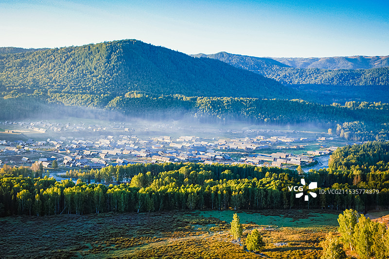 新疆阿勒泰布尔津禾木村的晨雾图片素材