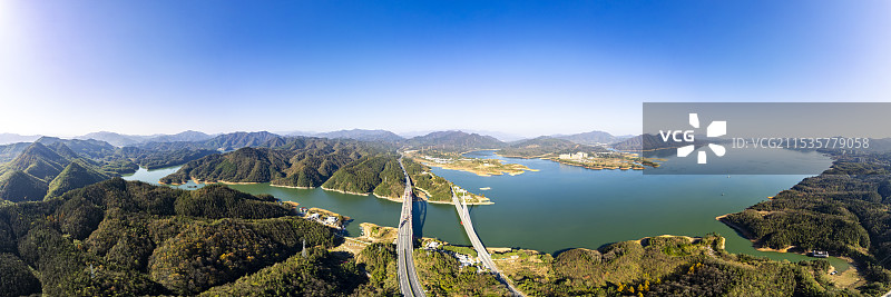 安徽黄山太平湖京台高速特大桥秋天建筑湖水风光航拍全景图片素材