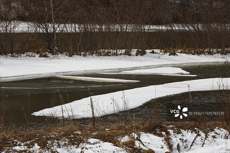 长白山漫江冰雪融化中图片素材