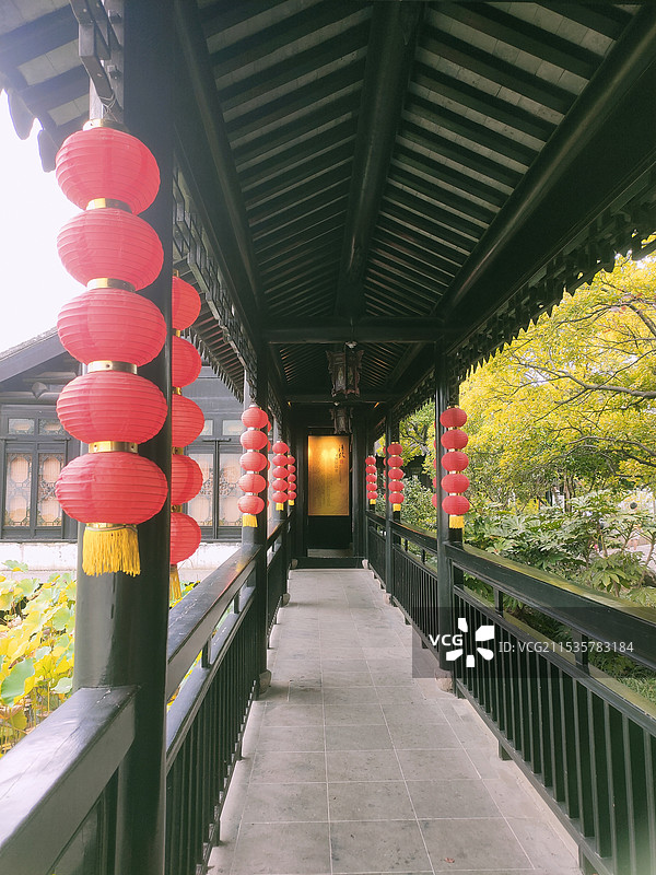 苏州木渎古镇的虹饮山房 红灯笼装饰的廊 红灯笼装饰的苏州园林图片素材