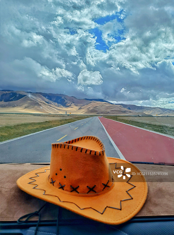 在路上新疆赛里木湖图片素材