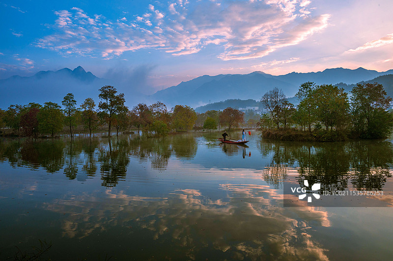 罗田河西畈笔架山晨光（霞光水上乌桕红叶）1-3图片素材