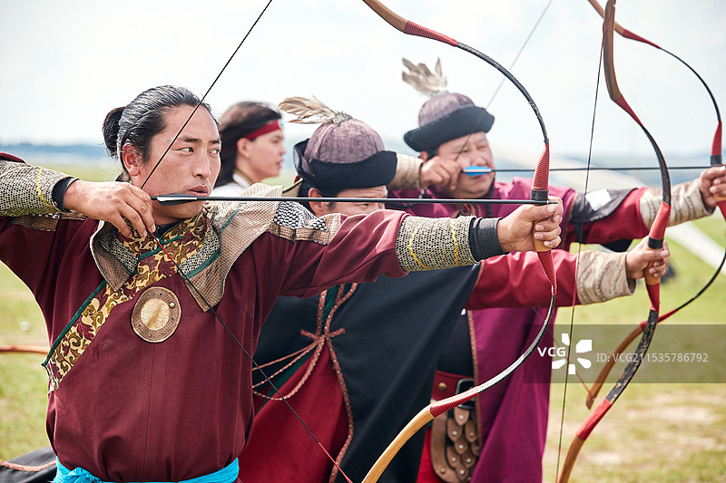 草原那达慕大会上的蒙古弓箭手图片素材