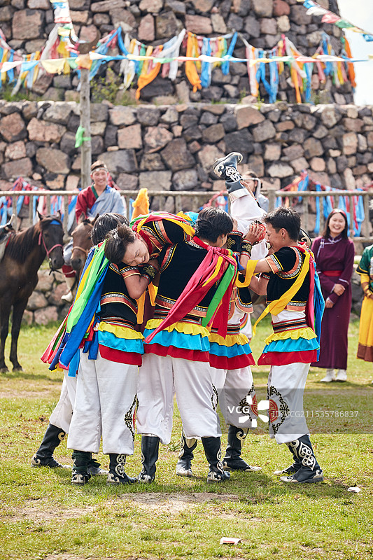 草原那达慕大会上的蒙古摔跤手图片素材