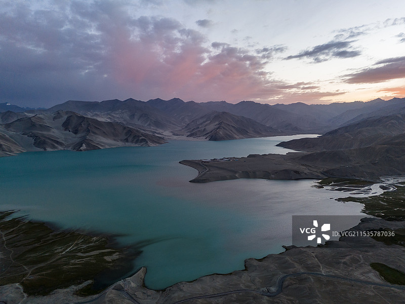 新疆阿克陶县帕米尔高原中巴公路上的白沙湖和白沙山自然风光图片素材