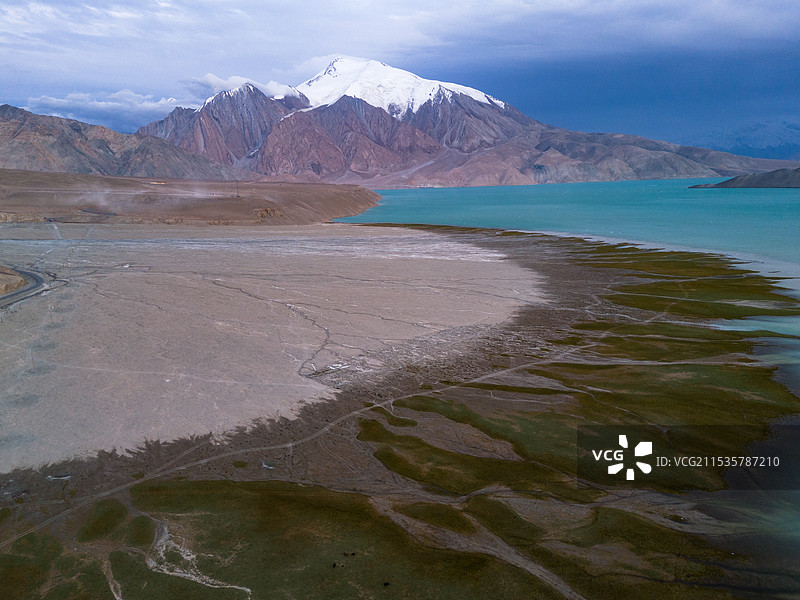新疆喀什帕米尔高原公格尔九别峰雪山自然风光航拍图片素材