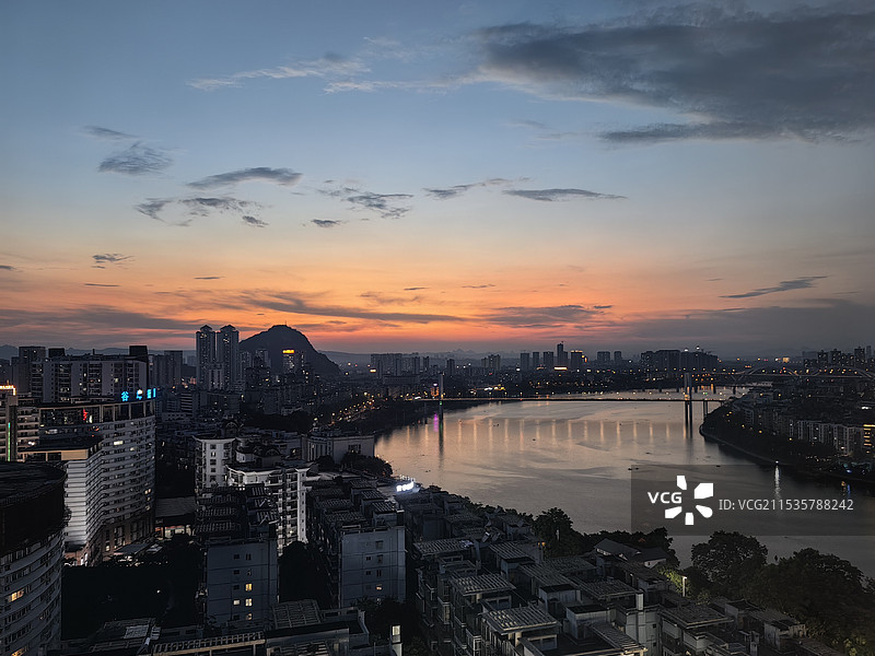 夏日夕阳下的柳江图片素材