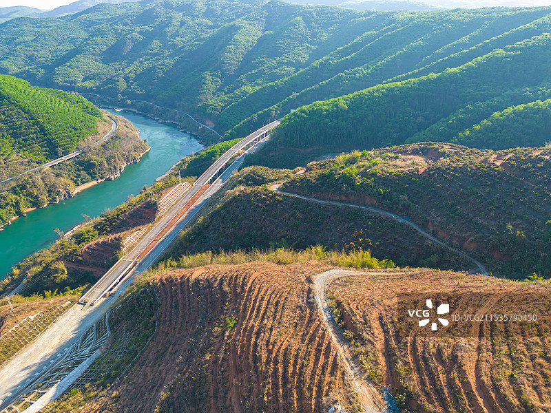 航拍澜沧江和旁边的蜿蜒公路图片素材