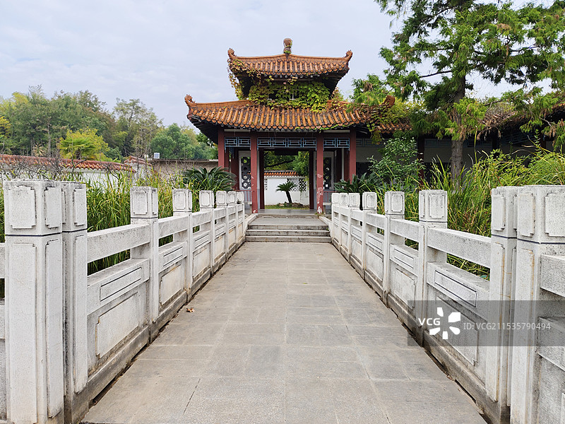 武汉青山公园 无人的廊桥 中式古典园林 夏末初秋风景图片素材