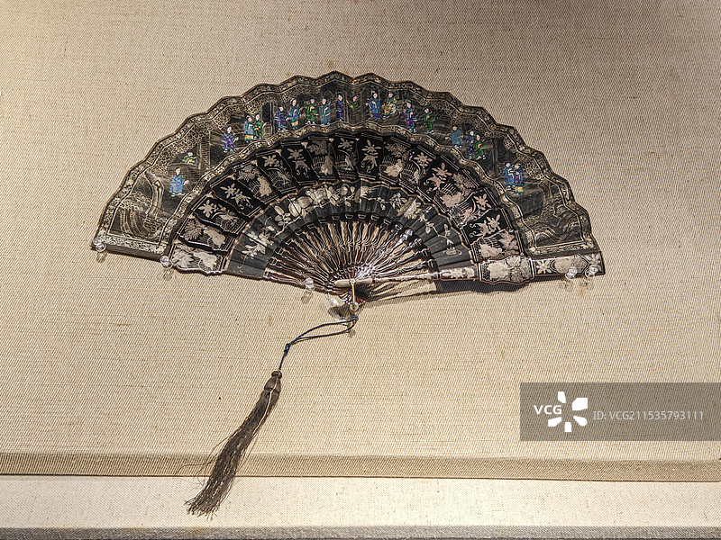 清 道光 黑漆描银扇骨纸本彩绘贴象牙面人物纹折扇图片素材